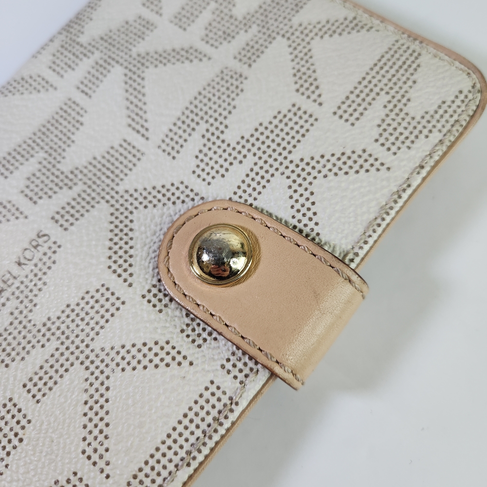 Michael Kors MK Passport Holder Beige Monogram Wallet - Picture 2 of 7